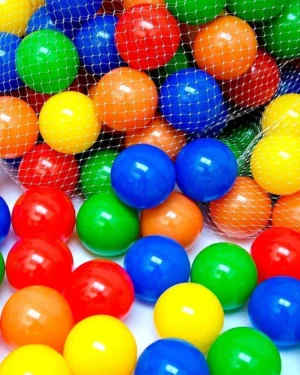Ensemble de 50 balles souples multicolores Montessori, jouet éducatif au Maroc pour développer motricité, coordination et jeux ludiques des enfants.