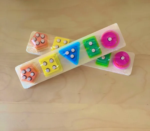 Jeu éducatif en bois rectangulaire des formes et couleurs à empiler pour développer motricité, logique et apprentissage des enfants au Maroc