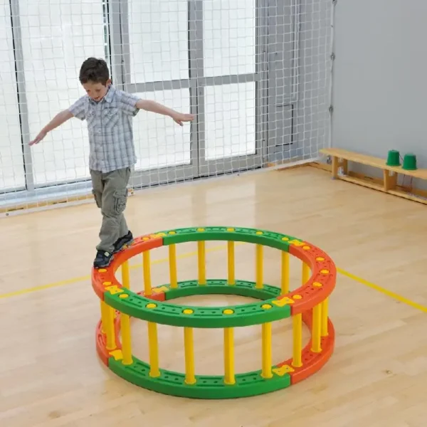 Roue d’équilibre et psychomotricité Montessori pour stimuler motricité, équilibre et coordination des enfants au Maroc