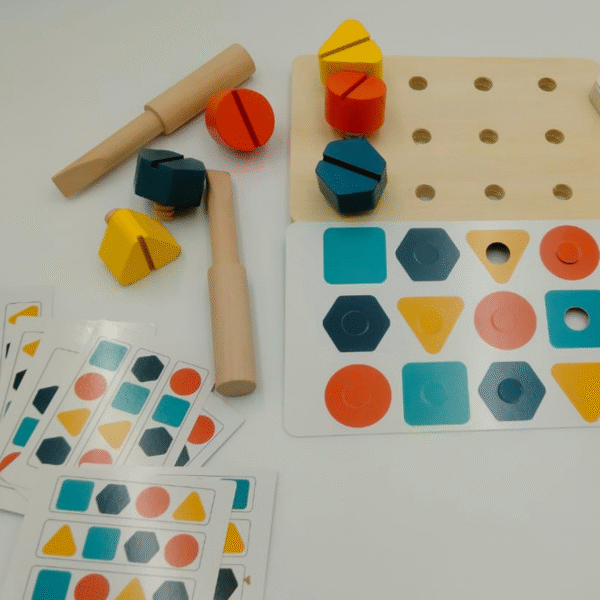 Plateau en bois avec vis et écrous – jeu de séquence logique et motricité fine