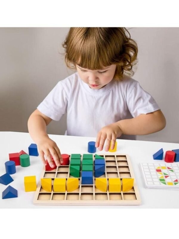 Enfant jouant avec des blocs de construction en bois 3D colorés et cartes modèles