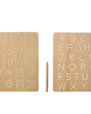 Enfant utilisant un plateau de traçage en bois avec lettres et chiffres recto-verso