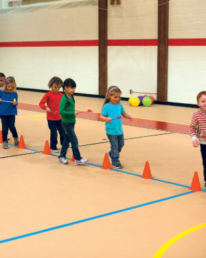 4 cônes de marquage multicolores en plastique empilables, utilisés pour délimiter parcours sportifs, jeux de coordination et exercices psychomoteurs.