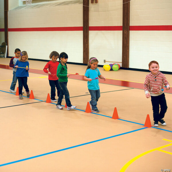 4 cônes de marquage multicolores en plastique empilables, utilisés pour délimiter parcours sportifs, jeux de coordination et exercices psychomoteurs.