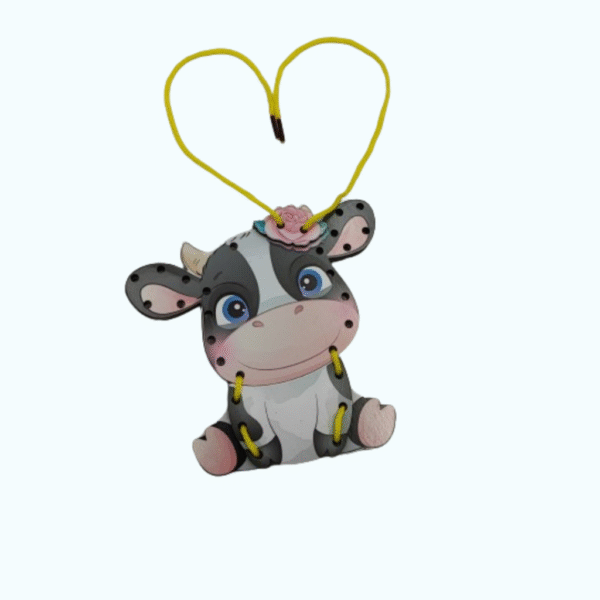 Jouet en bois représentant une vache avec lacets à enfiler, pour apprentissage de la motricité et de la précision