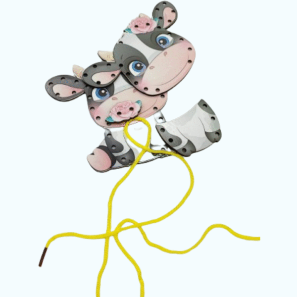 Jouet en bois représentant une vache avec lacets à enfiler, pour apprentissage de la motricité et de la précision