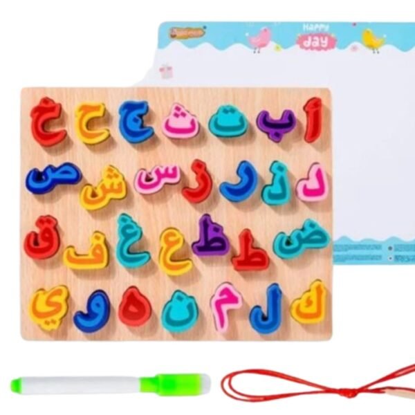 Tableau éducatif avec lettres de l’alphabet arabe à enfiler, pour apprentissage ludique et motricité fine