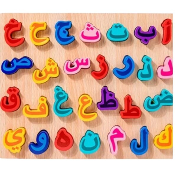 Tableau éducatif avec lettres de l’alphabet arabe à enfiler, pour apprentissage ludique et motricité fine