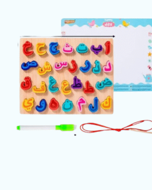 Tableau éducatif avec lettres de l’alphabet arabe à enfiler, pour apprentissage ludique et motricité fine
