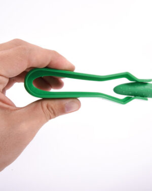 Enfant manipulant une pince ergonomique Montessori multicolore, outil éducatif pour développer la motricité fine et la préhension.