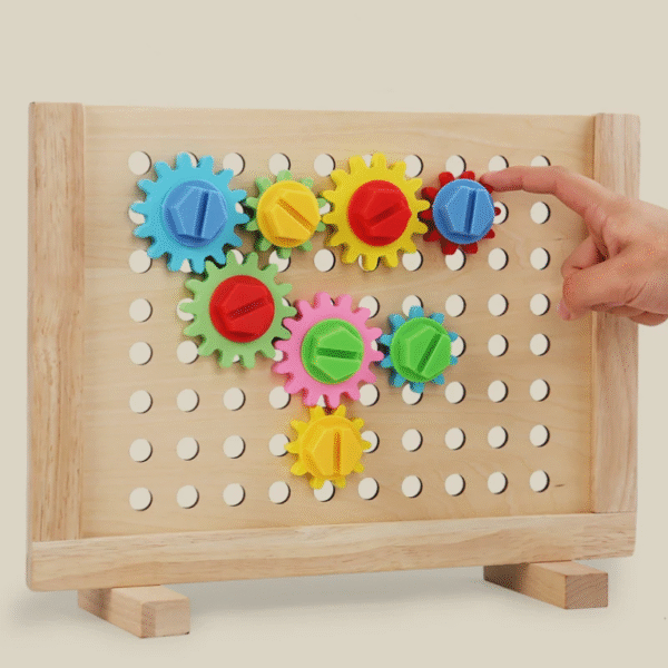 Photo d’un panneau Montessori en bois intégrant vis à serrer/desserer et engrenages colorés — destiné à développer la coordination des mains, la dextérité et la compréhension mécanique chez l’enfant dès 3 ans. playfun.ma
