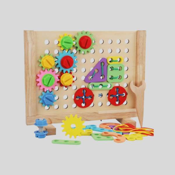 Photo d’un panneau Montessori en bois intégrant vis à serrer/desserer et engrenages colorés — destiné à développer la coordination des mains, la dextérité et la compréhension mécanique chez l’enfant dès 3 ans. playfun.ma