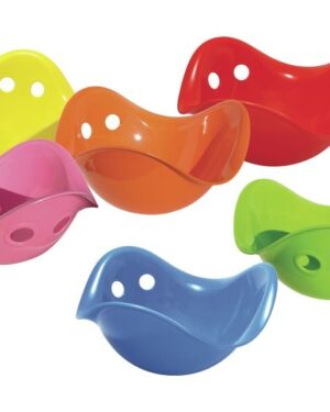 Bilibo en plastique coloré en forme de coque ouverte, utilisé par un enfant assis pour se balancer ou tourner, favorisant l’équilibre, la coordination motrice et l’imagination dès 2 ans