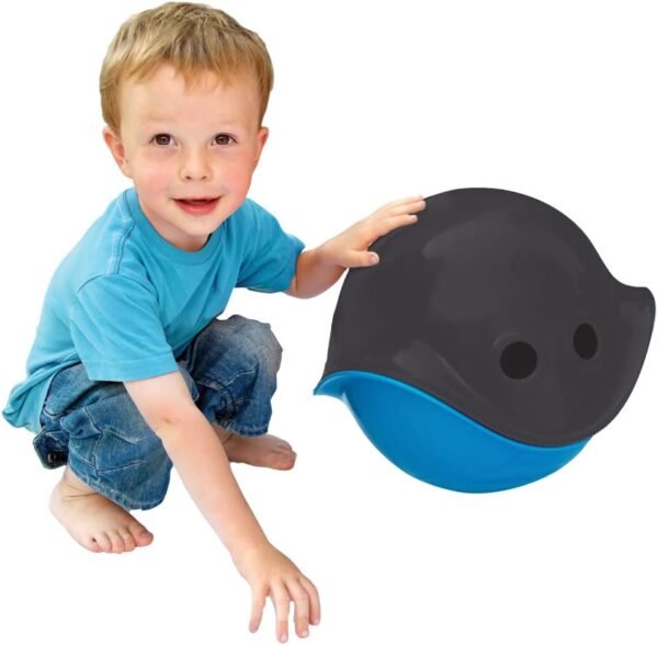 Bilibo en plastique coloré en forme de coque ouverte, utilisé par un enfant assis pour se balancer ou tourner, favorisant l’équilibre, la coordination motrice et l’imagination dès 2 ans