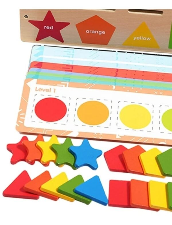 ouet Montessori en bois pour trier et empiler des formes colorées avec cartes modèles — développement de la coordination œil‑main et de la motricité fine.