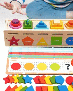 ouet Montessori en bois pour trier et empiler des formes colorées avec cartes modèles — développement de la coordination œil‑main et de la motricité fine.