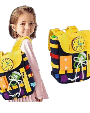 Planche sensorielle Montessori en forme de sac à dos, avec fermetures, boutons et lacets, utilisée par un enfant pour développer la motricité fine.