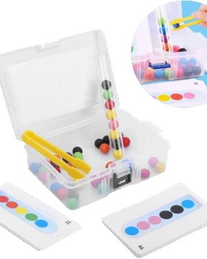 Jeu Montessori de tri avec pince bleue, billes multicolores et tubes à essai transparents sur plateau, mis en scène pour renforcer la motricité fine et coordination chez l’enfant .