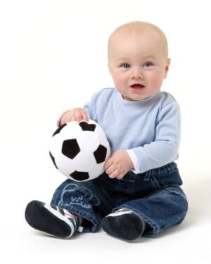 Bébé jouant avec un ballon de foot en tissu doux de 18 cm, jouet éducatif favorisant la motricité et la coordination