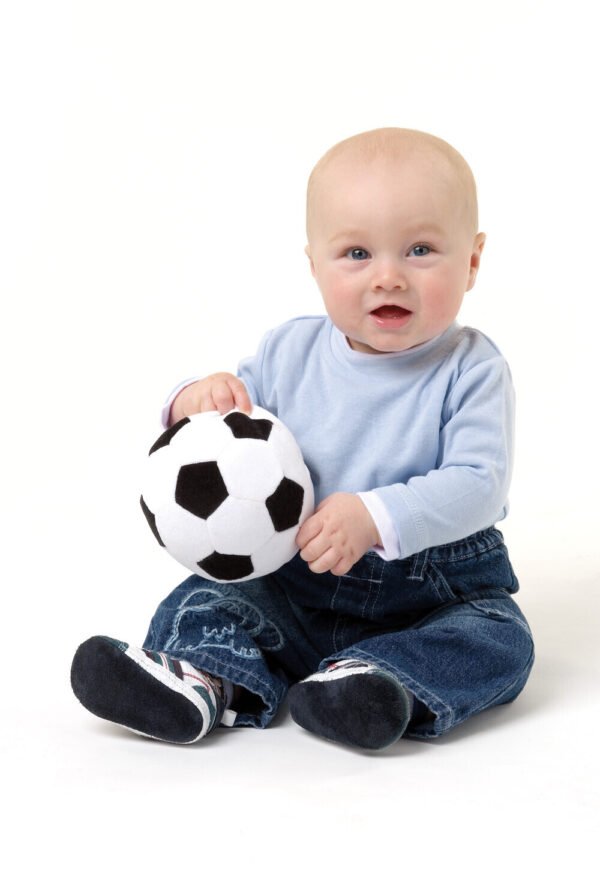 Bébé jouant avec un ballon de foot en tissu doux de 18 cm, jouet éducatif favorisant la motricité et la coordination