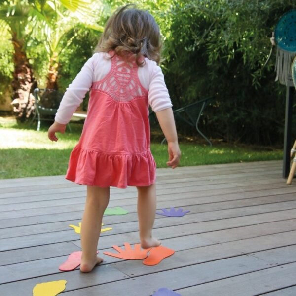 Empreintes de pieds antidérapantes colorées pour enfants, outil d’apprentissage de la motricité et du positionnement au sol.
