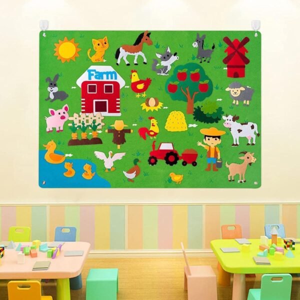 Enfant jouant avec un tapis mural éducatif en feutrine sur le thème du zoo, activité créative et sensorielle