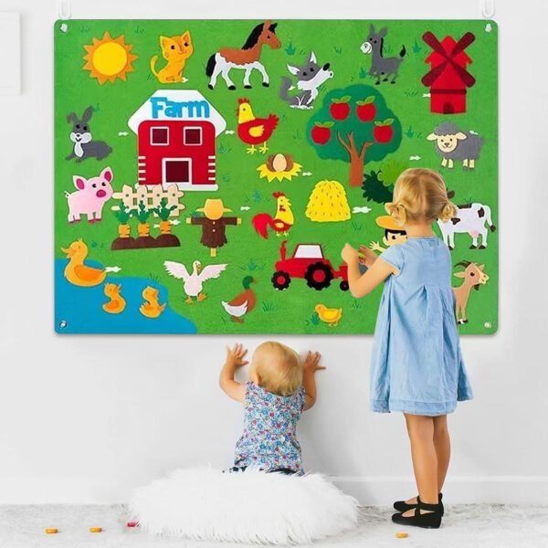 Enfant jouant avec un tapis mural éducatif en feutrine sur le thème du zoo, activité créative et sensorielle
