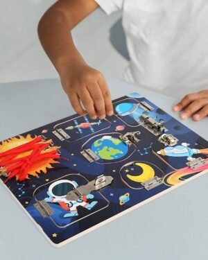 Busy Board Montessori thème espace en bois pour développer la motricité fine des enfants de 2 à 5 ans