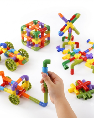 Tubes de construction Montessori colorés pour enfants dès 3 ans.